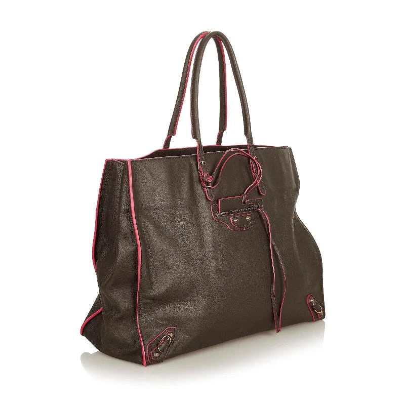 Balenciaga Glove large size with tassel - decorated zippersBalenciaga Papier A4 Leather Zip-Around Tote (SHG-26450)