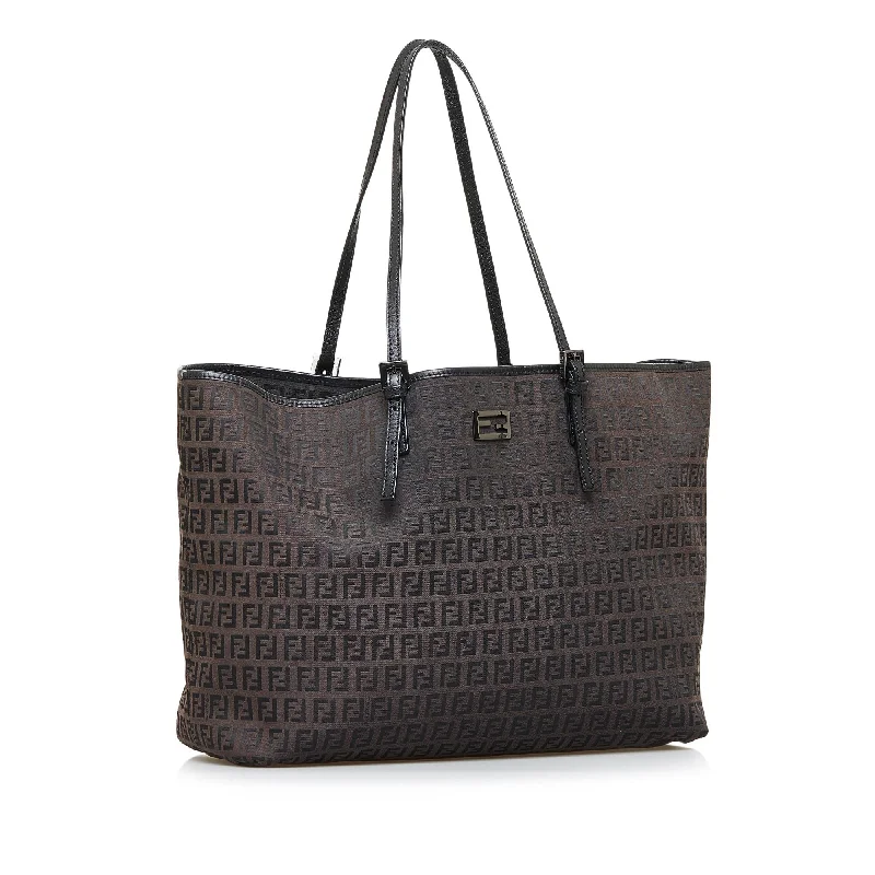 Fendi Baguette bags with a studded leather trim for a bold and edgy lookFendi Zucchino Tote Bag (SHG-va4gIL)