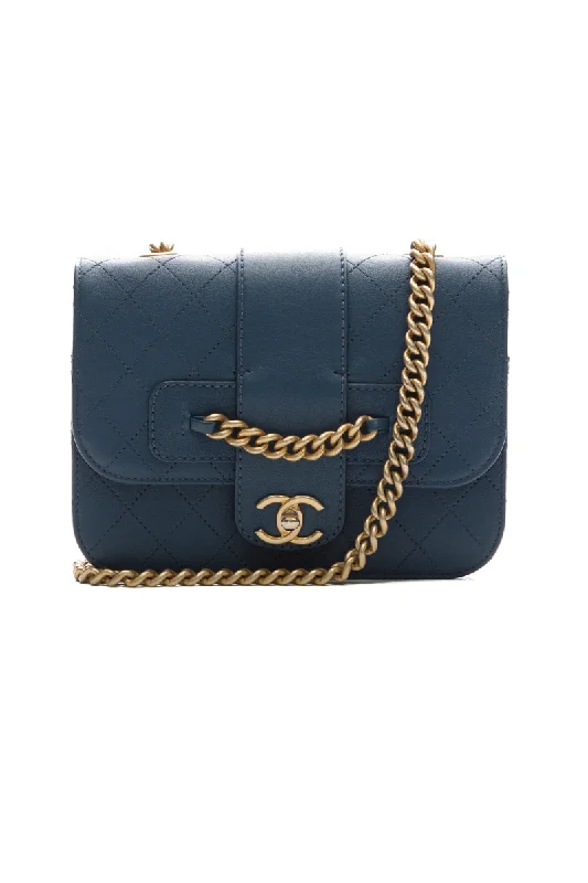 Chanel Quilted Leather Shoulder Bag for FashionistasFront Chain Flap Bag