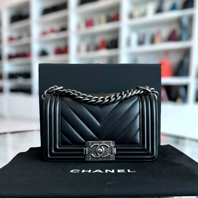 Chanel Quilted Leather Shoulder Bag for Fashionistas*Calfskin, Like New* Boy Small Chevron Calfskin Leboy Black RSHW No 22