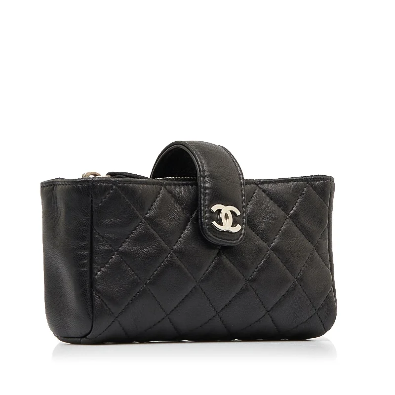 Chanel Quilted Leather Shoulder Bag for FashionistasChanel CC Phone Pouch (fFFbkG)