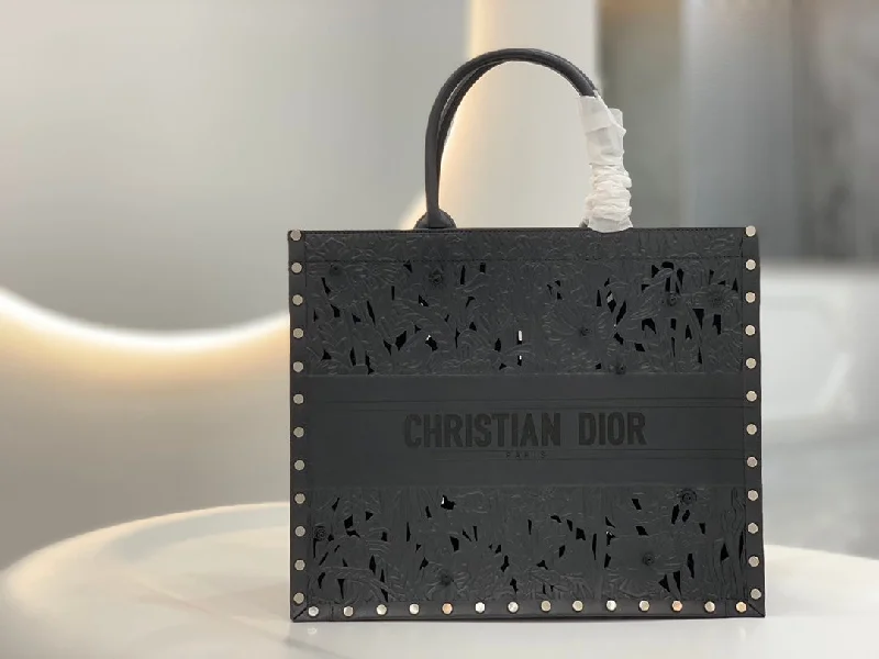 Luxury Christian Dior crossbody bags with a chain - link strapChristian Dior Bags  712